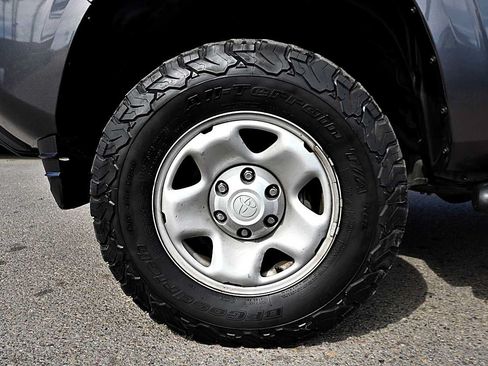 Used 2021 Toyota Tacoma SR5 RWD image 8