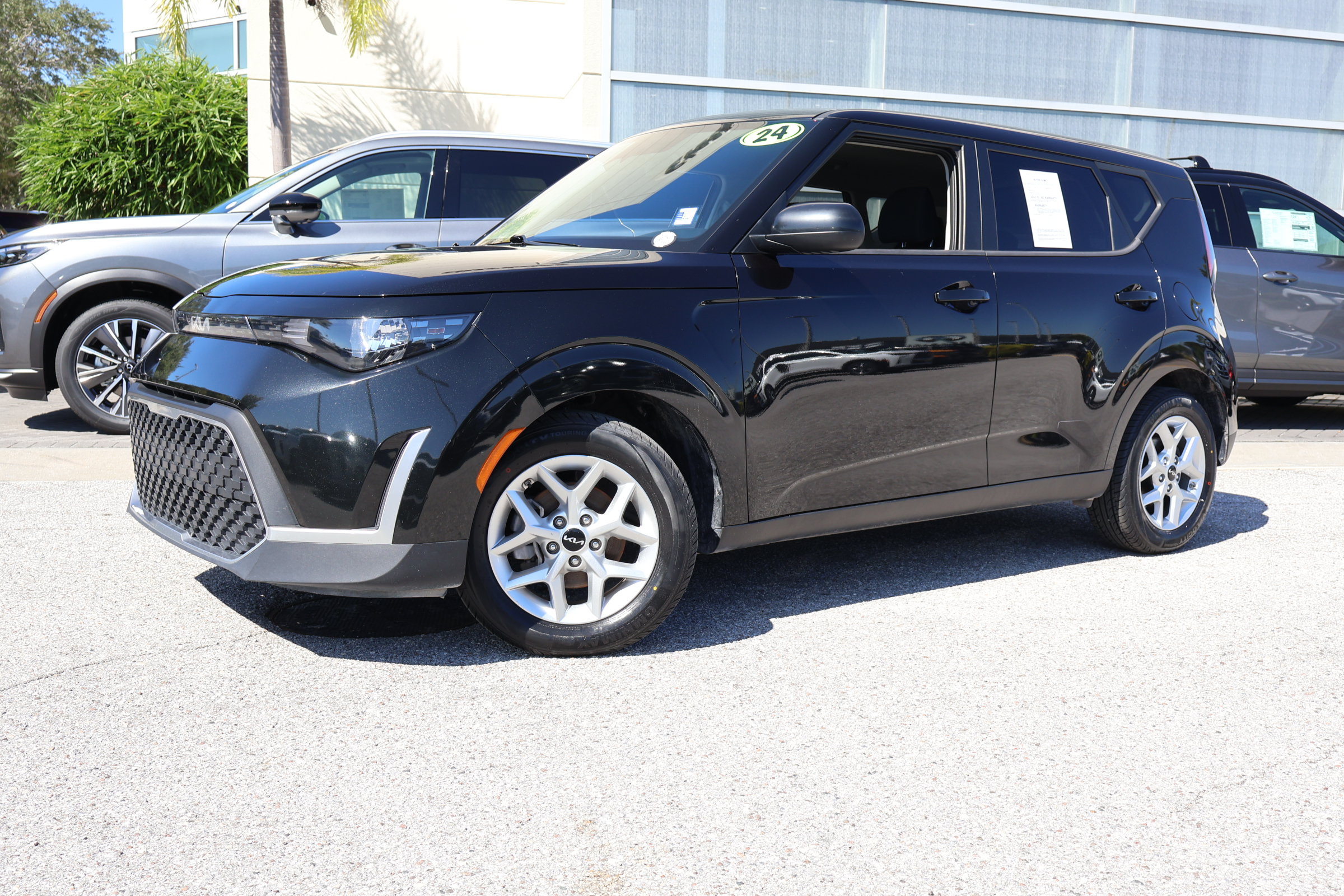Used 2024 Kia Soul LX w/ Option Group 015 FWD image 1