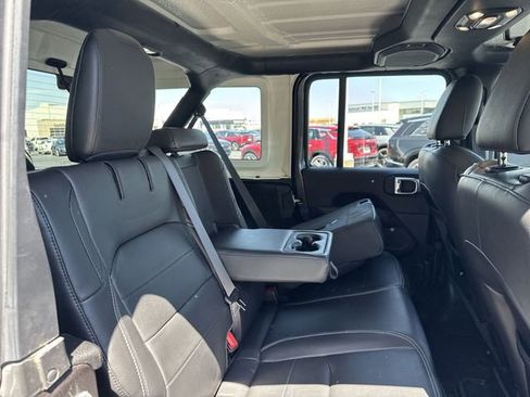 Used 2022 Jeep Wrangler Unlimited Sahara w/ Cold Weather Group AWD/4WD image 17