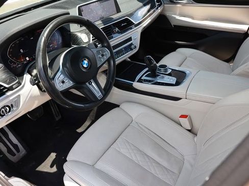 Used 2022 BMW 740i w/ Luxury Rear Seating Package RWD image 6