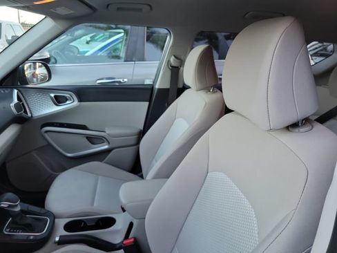 Used 2023 Kia Soul LX w/ LX Technology Package FWD image 9