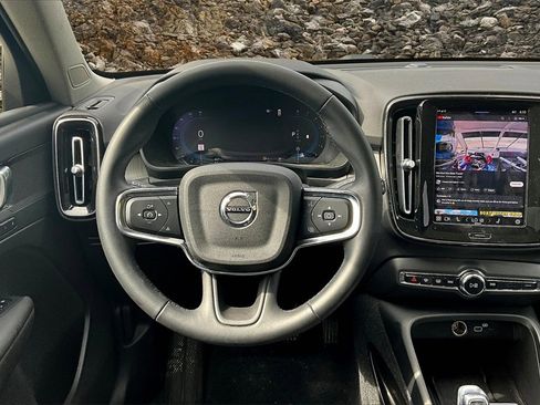 Used 2023 Volvo XC40 B5 Plus image 5