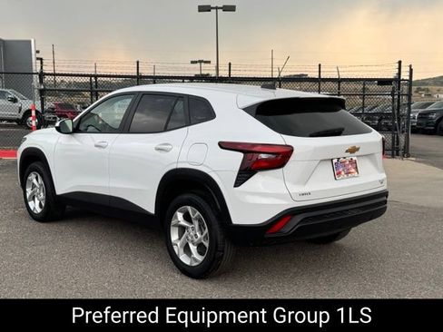 Used 2026 Chevrolet Trax LS w/ LS Convenience Package FWD image 3