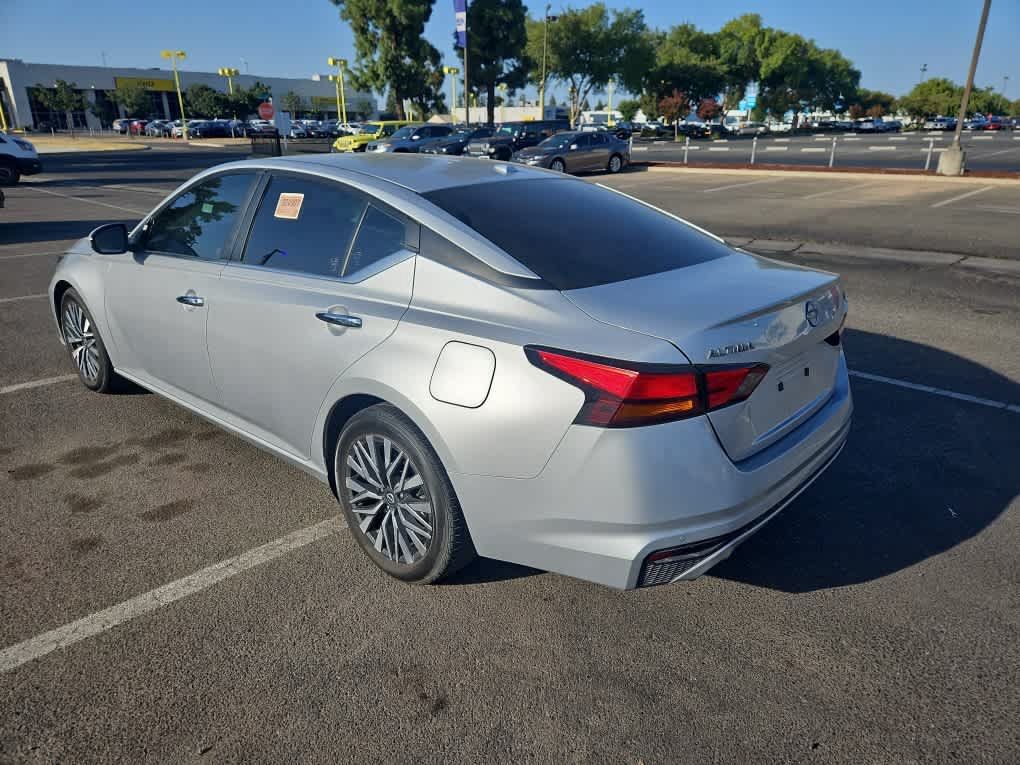 Used 2023 Nissan Altima 2.5 SV w/ SV Premium Package FWD image 5