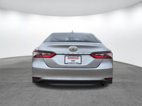 Used 2022 Toyota Camry LE image 5