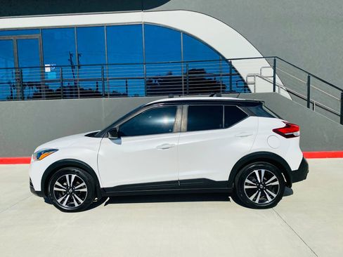 Used 2018 Nissan Kicks SV FWD image 3