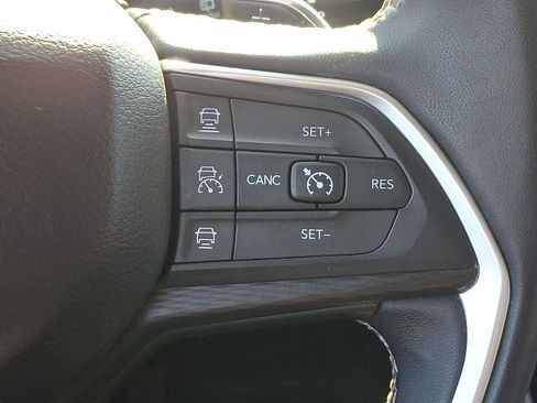 Used 2023 Jeep Grand Cherokee Laredo image 22