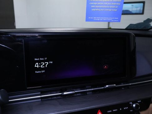 Used 2024 Kia Carnival EX image 27