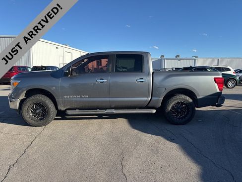Used 2018 Nissan Titan SV image 8