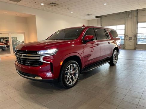 Used 2021 Chevrolet Suburban LT image 2