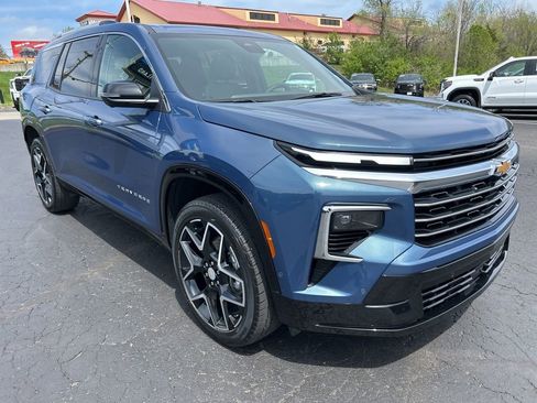 Used 2025 Chevrolet Traverse High Country FWD image 3