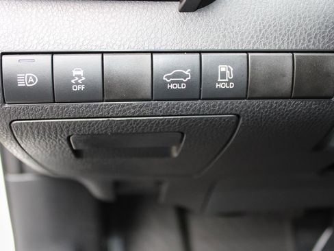 Used 2022 Toyota Camry SE image 16