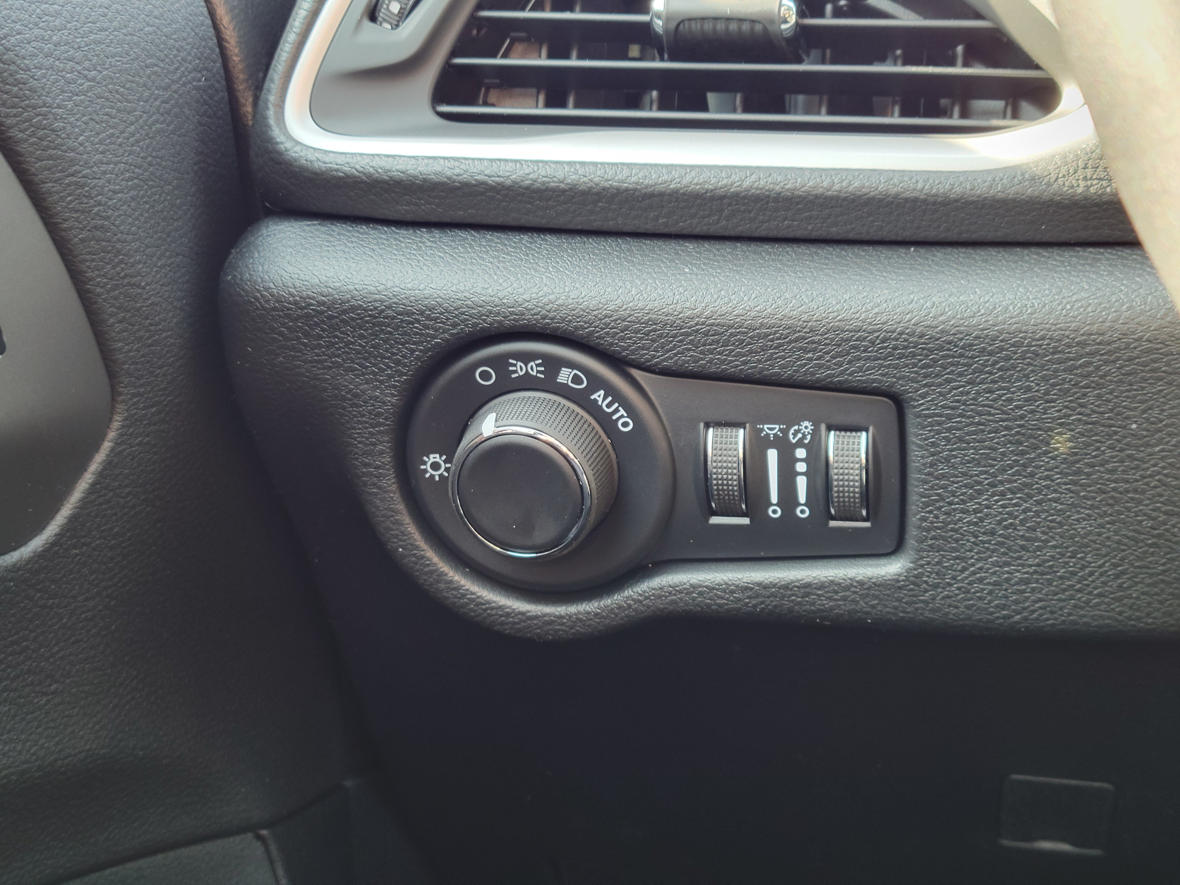 New 2027 Chrysler Pacifica Select w/ Family Tech Group FWD image 12