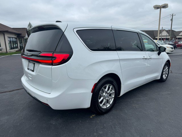 Used 2026 Chrysler Pacifica Select FWD image 5