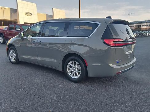 Used 2023 Chrysler Pacifica Touring-L FWD image 6