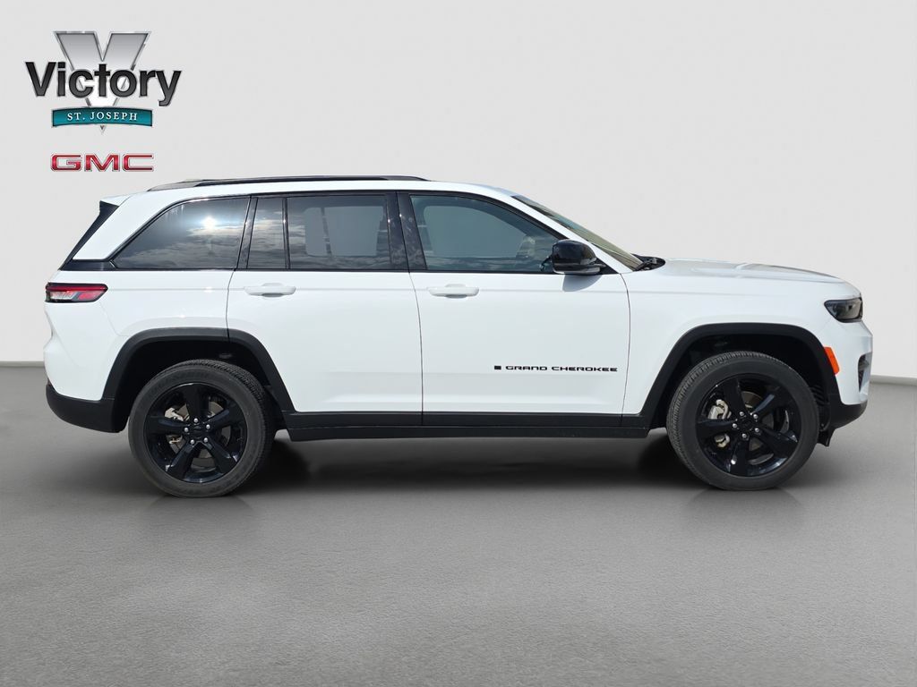 Used 2024 Jeep Grand Cherokee Altitude AWD/4WD image 19