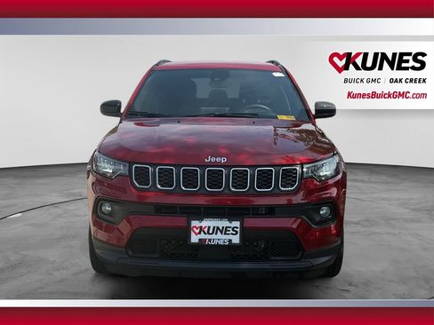 Used 2025 Jeep Compass Latitude AWD/4WD image 2