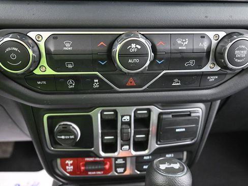 Used 2025 Jeep Wrangler Unlimited Rubicon image 11