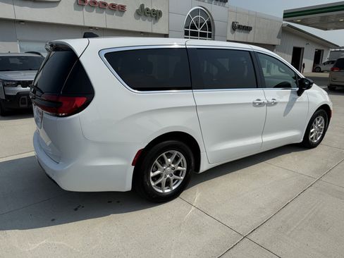 Used 2026 Chrysler Pacifica Select FWD image 8
