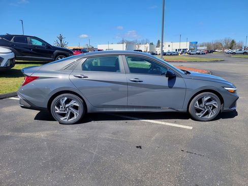 Used 2025 Hyundai Elantra SEL image 2