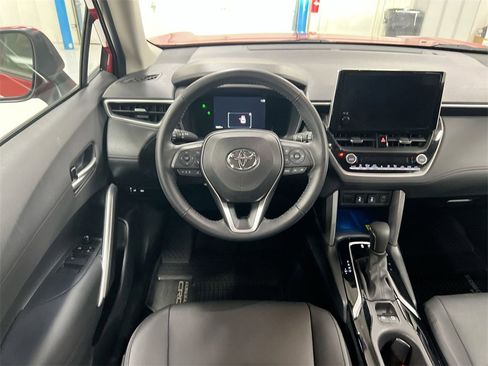 Used 2023 Toyota Corolla Cross XLE image 19