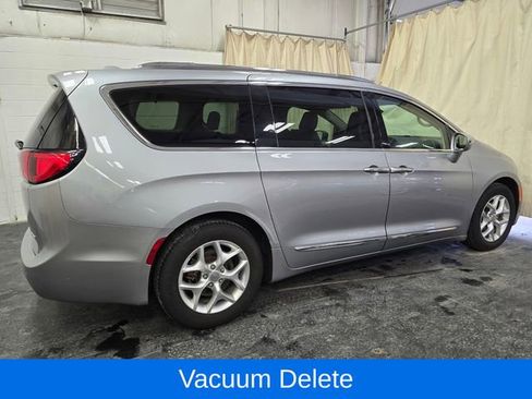Used 2020 Chrysler Pacifica Limited image 7