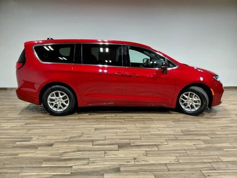 Certified 2025 Chrysler Pacifica Select FWD image 29
