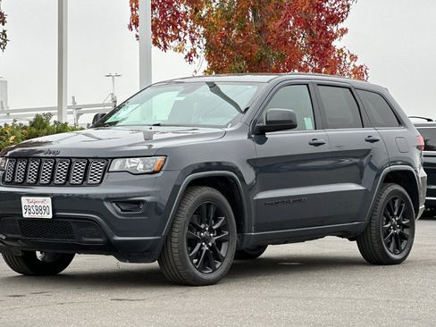 Used 2018 Jeep Grand Cherokee Altitude image 8