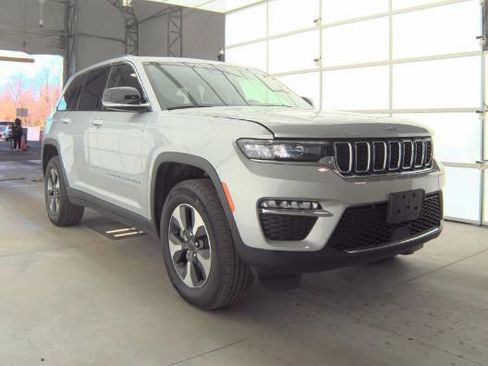 Used 2023 Jeep Grand Cherokee 4WD 4xe image 2