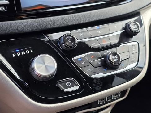 Used 2022 Chrysler Pacifica Touring-L FWD image 32
