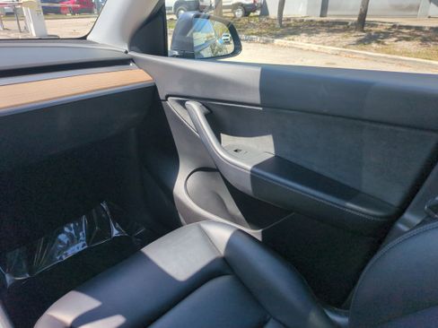 Used 2021 Tesla Model Y Long Range image 17