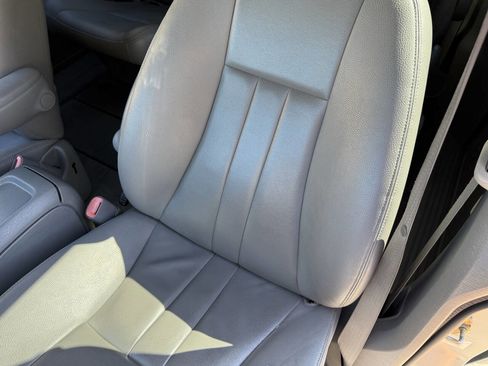 Used 2006 Chrysler Town & Country Touring image 45