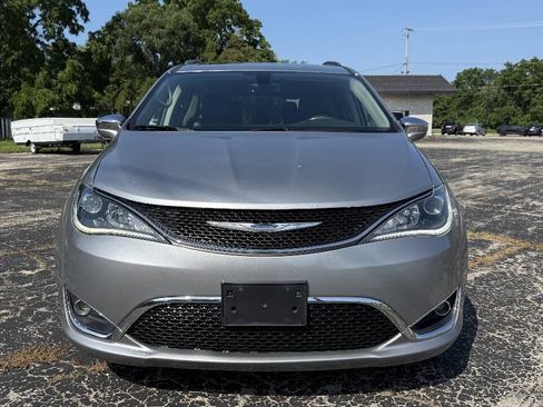 Used 2019 Chrysler Pacifica Limited FWD image 2