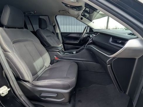 Used 2023 Jeep Grand Cherokee Laredo image 35