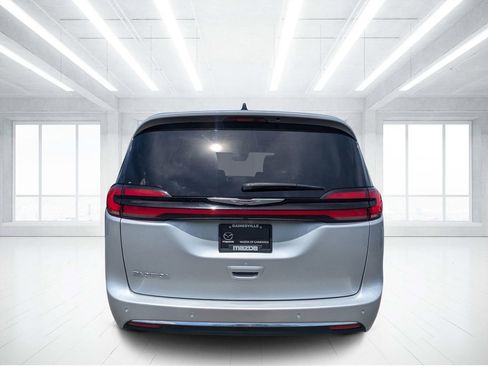 Used 2024 Chrysler Pacifica Touring-L FWD image 4