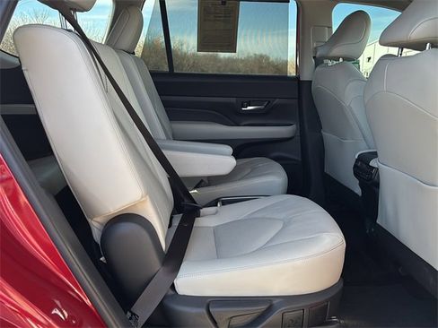 Used 2024 Toyota Grand Highlander Platinum image 12