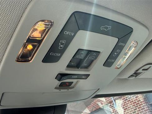 Used 2021 Toyota Sienna XLE AWD/4WD image 32