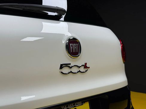 Used 2017 FIAT 500L Trekking w/ Dual-Pane Sunroof Package FWD image 8