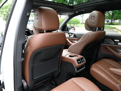 Used 2025 Mercedes-Benz GLS 580 4MATIC image 36