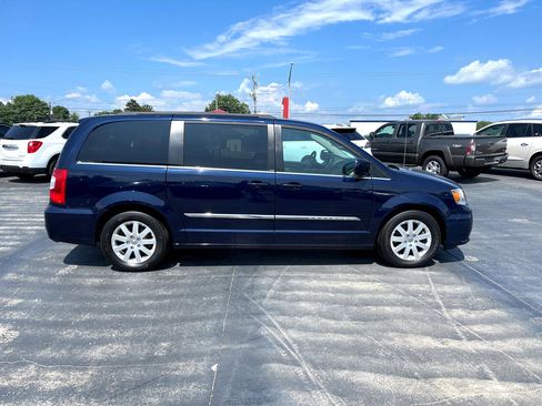 Used 2014 Chrysler Town & Country Touring image 2