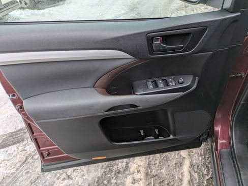 Used 2019 Toyota Highlander LE image 6