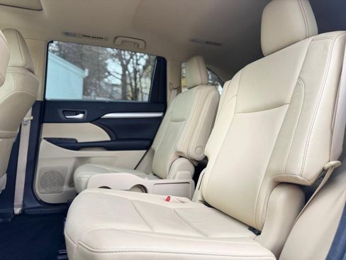 Used 2017 Toyota Highlander XLE image 18
