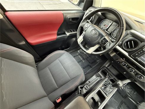 Used 2016 Toyota Tacoma SR5 w/ SR5 Appearance Package (SN) image 9