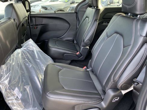 New 2026 Chrysler Pacifica Select image 6
