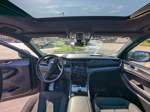 Certified 2025 Jeep Grand Cherokee L Laredo w/ Trailer Tow Package image 12