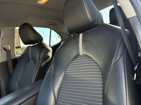 Used 2022 Toyota Camry SE image 12