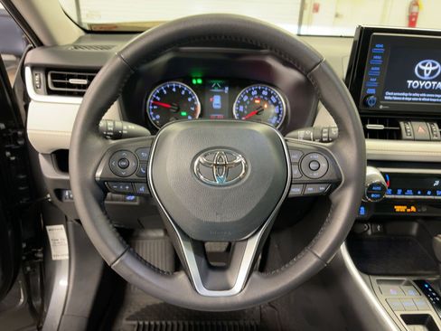 Used 2022 Toyota RAV4 XLE Premium image 18