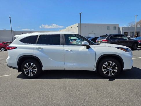 Used 2023 Toyota Highlander XLE AWD/4WD image 8