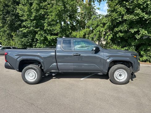 Used 2025 Toyota Tacoma SR AWD/4WD image 4