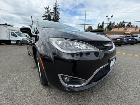 Used 2020 Chrysler Pacifica Touring-L FWD image 5